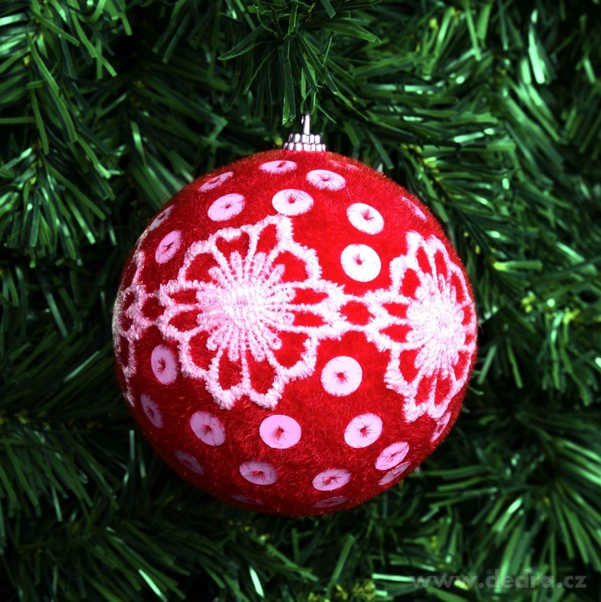 1 ks červená koule s bílou výšivkou, průměr 8, 5 cm – náhled 2 | Grand Móda