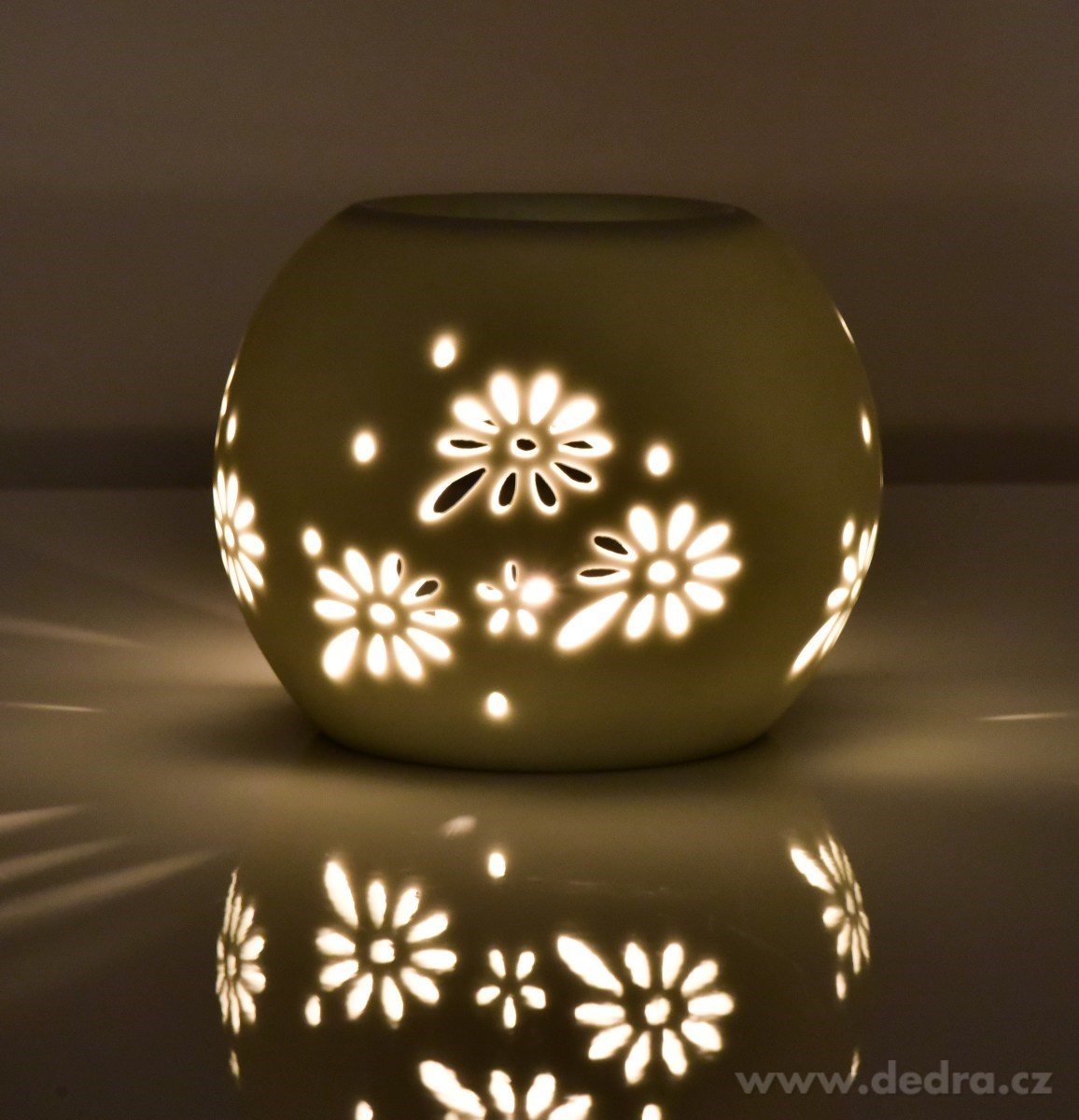 COROLLA, Kulatá keramická aromalampa s krajkovým dekorem, lesklá bílá elegance | Aromalampy | Grand Móda