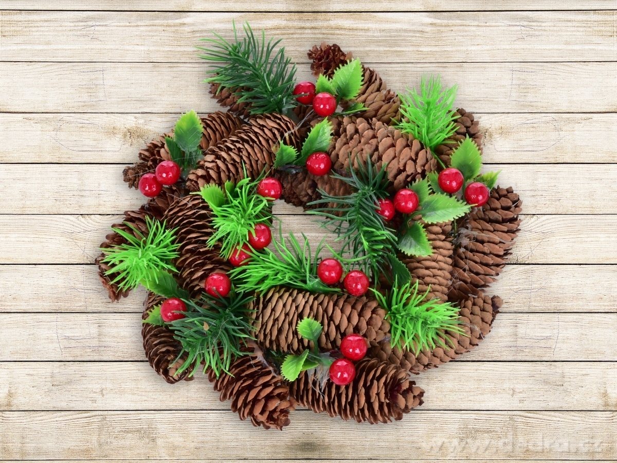 POSLEDNÍ KUSY! 22 cm dekorativní věnec, červené plody a šišky – náhled 3 | Grand Móda