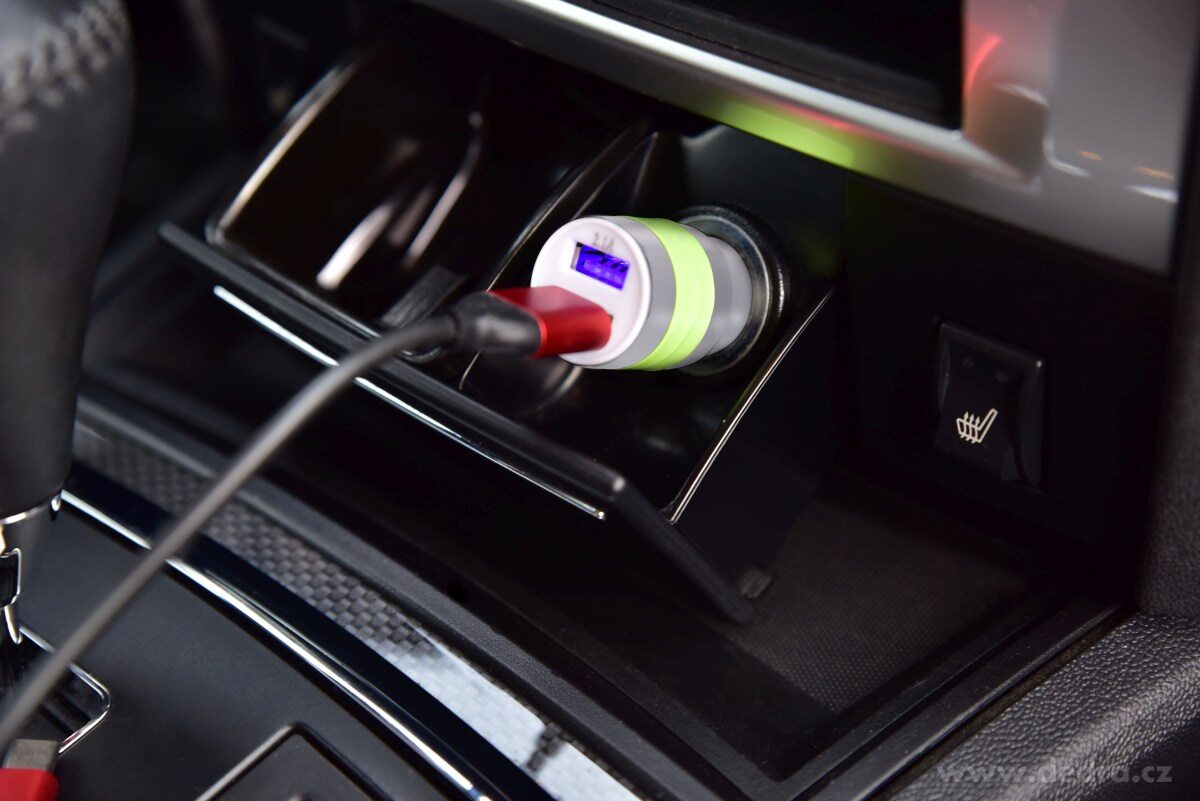 2 x USB nabíjecí adaptér do auta, s bezpečnostním hrotem – náhled 4 | Grand Móda