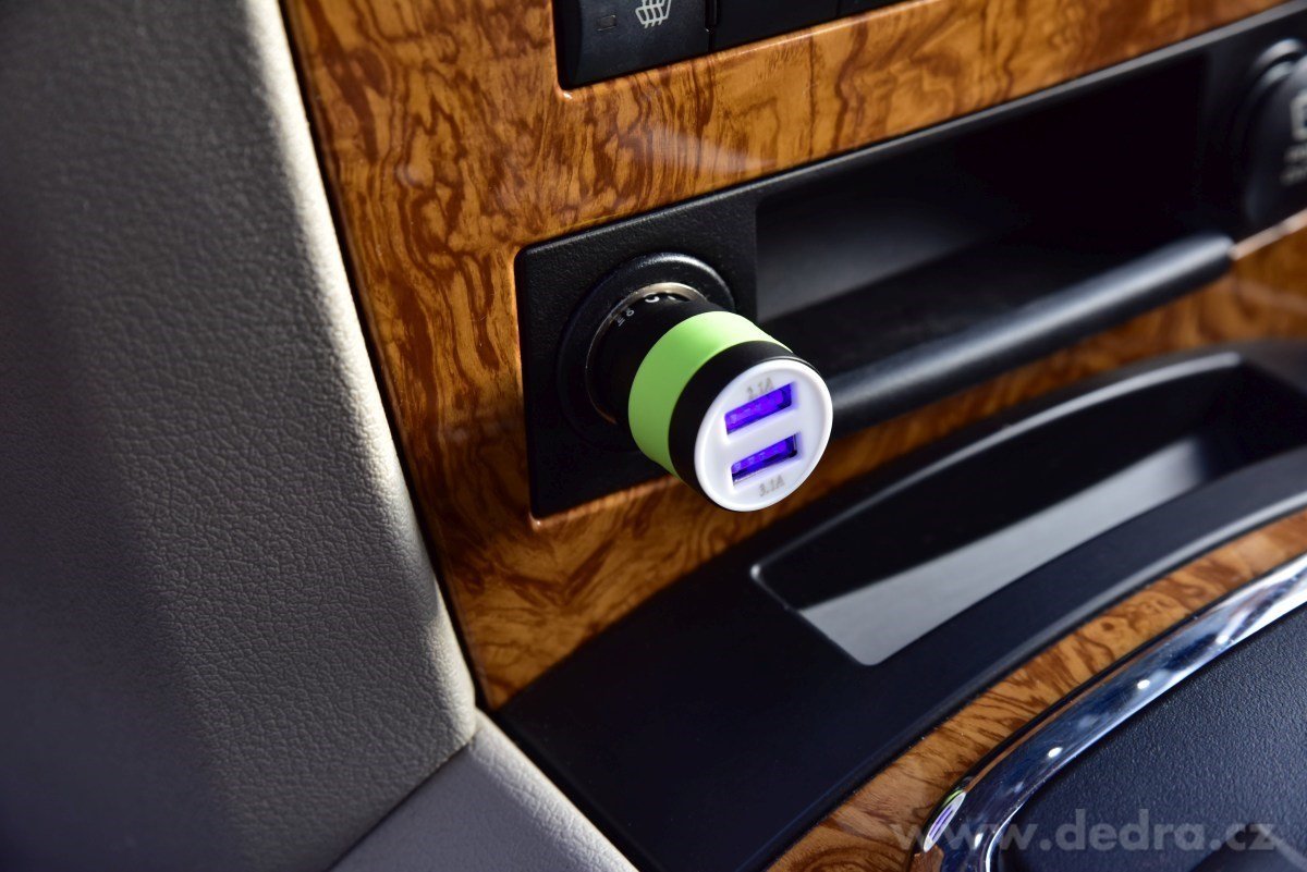 2 x USB nabíjecí adaptér do auta, s bezpečnostním hrotem – náhled 3 | Grand Móda