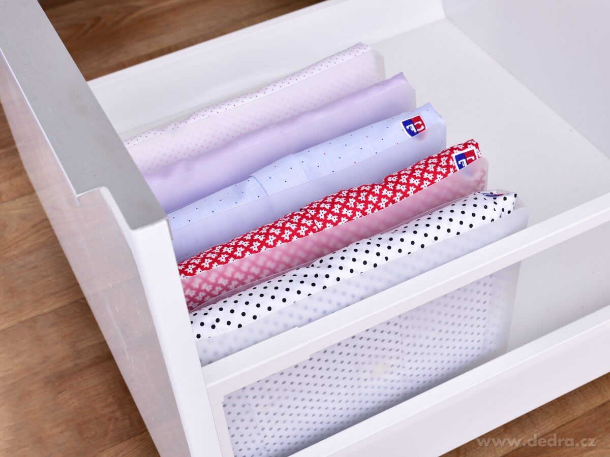 1 ks SKLÁDACÍ PRÁDLOŠTOS/TRIKOSKLÁDAČ 2v1 organizér na oblečení, z pružného transparentního plastu – náhled 3 | Grand Móda
