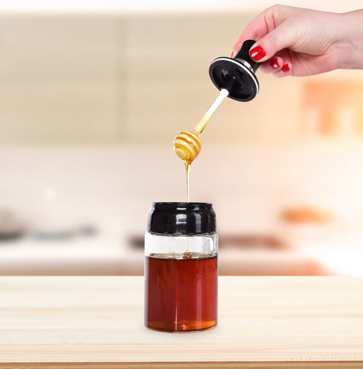 MEDOMAT, skleněná dóza na med 250 ml, s integrovanou medolžičkou | Vychytávky | Grand Móda