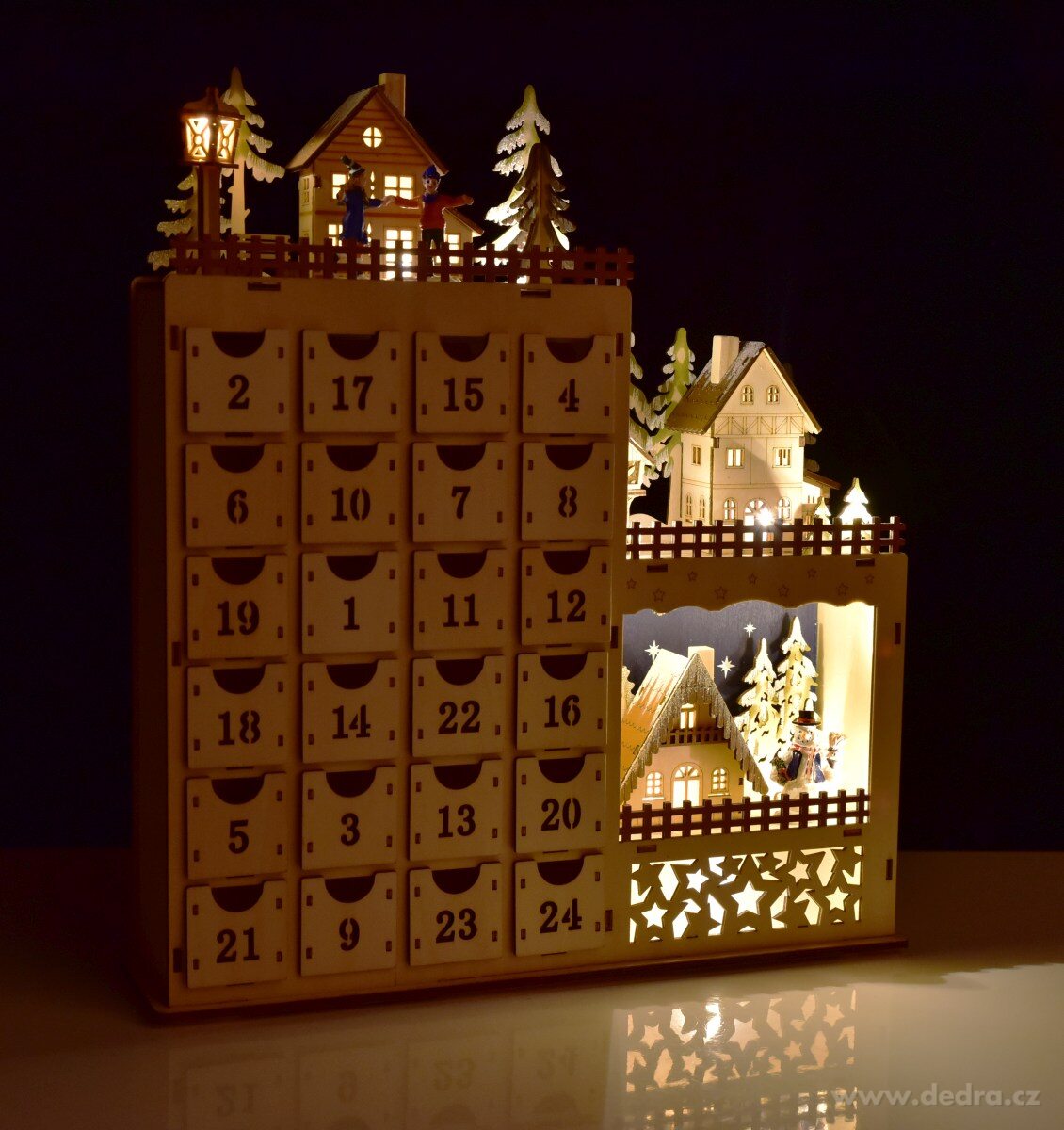 ADVENTNÍ LED KALENDÁŘ, velký dřevěný s vesnicí, 24 šuplíčků na dárky, výška 43 cm | Svítící LED dekorace | Grand Móda