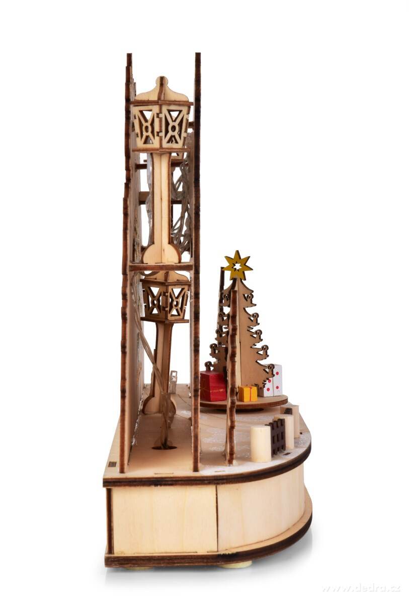 LESNÍ VESNIČKA, dřevěná LED dekorace s otočným vánočním stromkem, šířka 35 cm – náhled 5 | Grand Móda