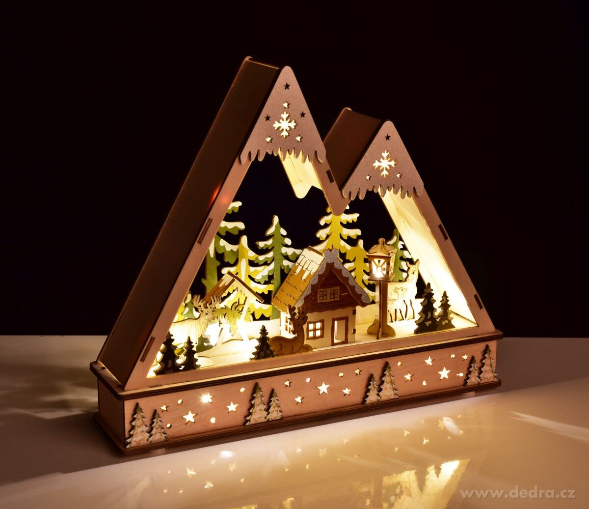 HORSKÉ LESNÍ ZÁTIŠÍ, dřevěná LED dekorace se zasněženou scenérií, šířka 35 cm | Svítící LED dekorace | Grand Móda