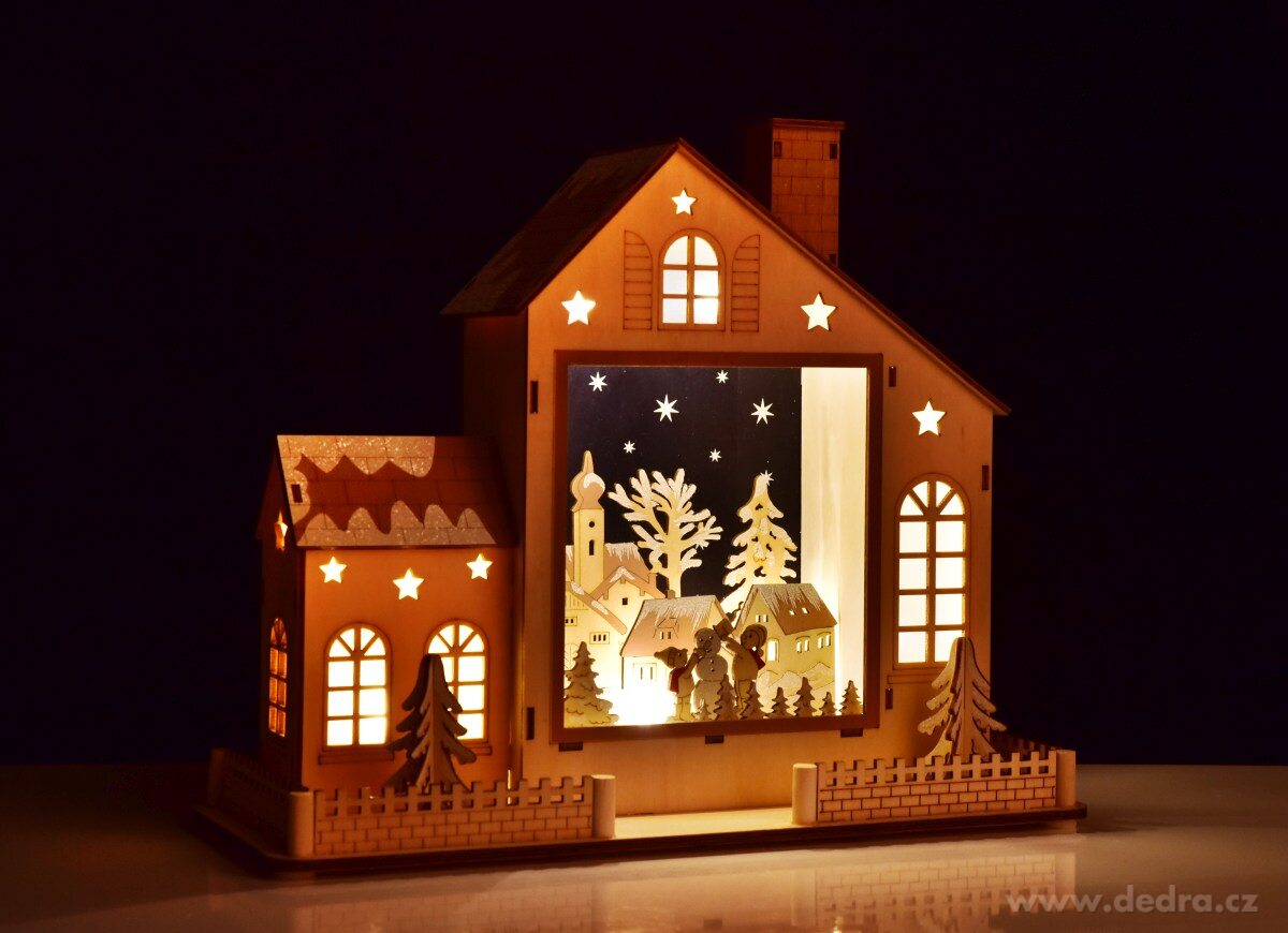 DŘEVĚNÝ DOMEK SE ZIMNÍ VESNIČKOU, LED dekorace, prosvícené zátiší, šířka 35 cm | Svítící LED dekorace | Grand Móda