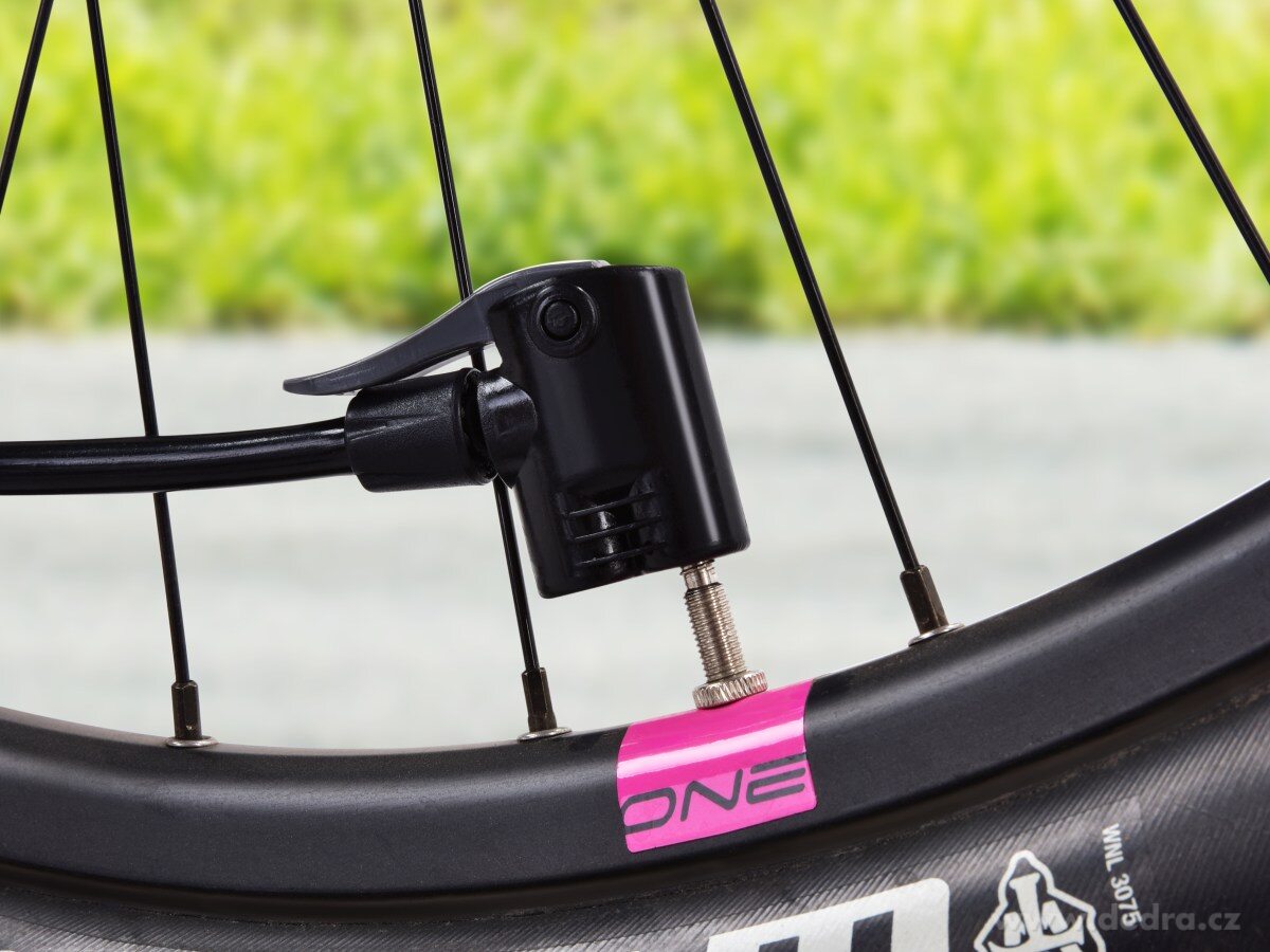 DRIVE, Nožní nafukovací pumpa s manometrem, dvojitá hlava & 11 BAR – náhled 4 | Grand Móda