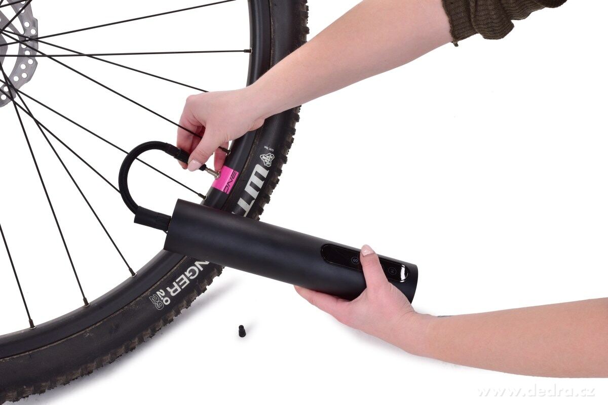 DRIVE, 2v1 bezdrátový AKU kompresor s LED svítilnou, USB dobíjení & LCD displej – náhled 3 | Grand Móda