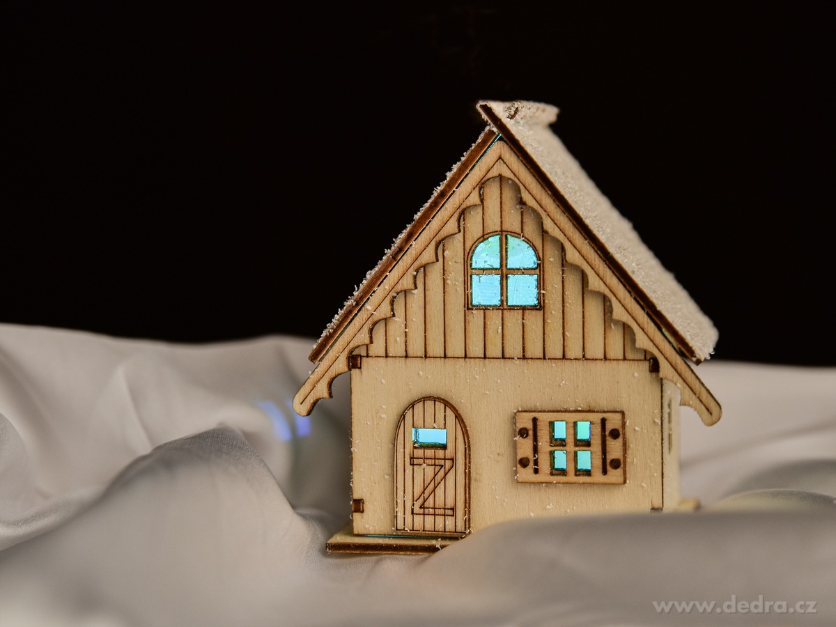 LED SVÍTICÍ DOMEK, závěsná dekorace s proměnlivým osvětlením, 10 cm | Svítící LED dekorace | Grand Móda