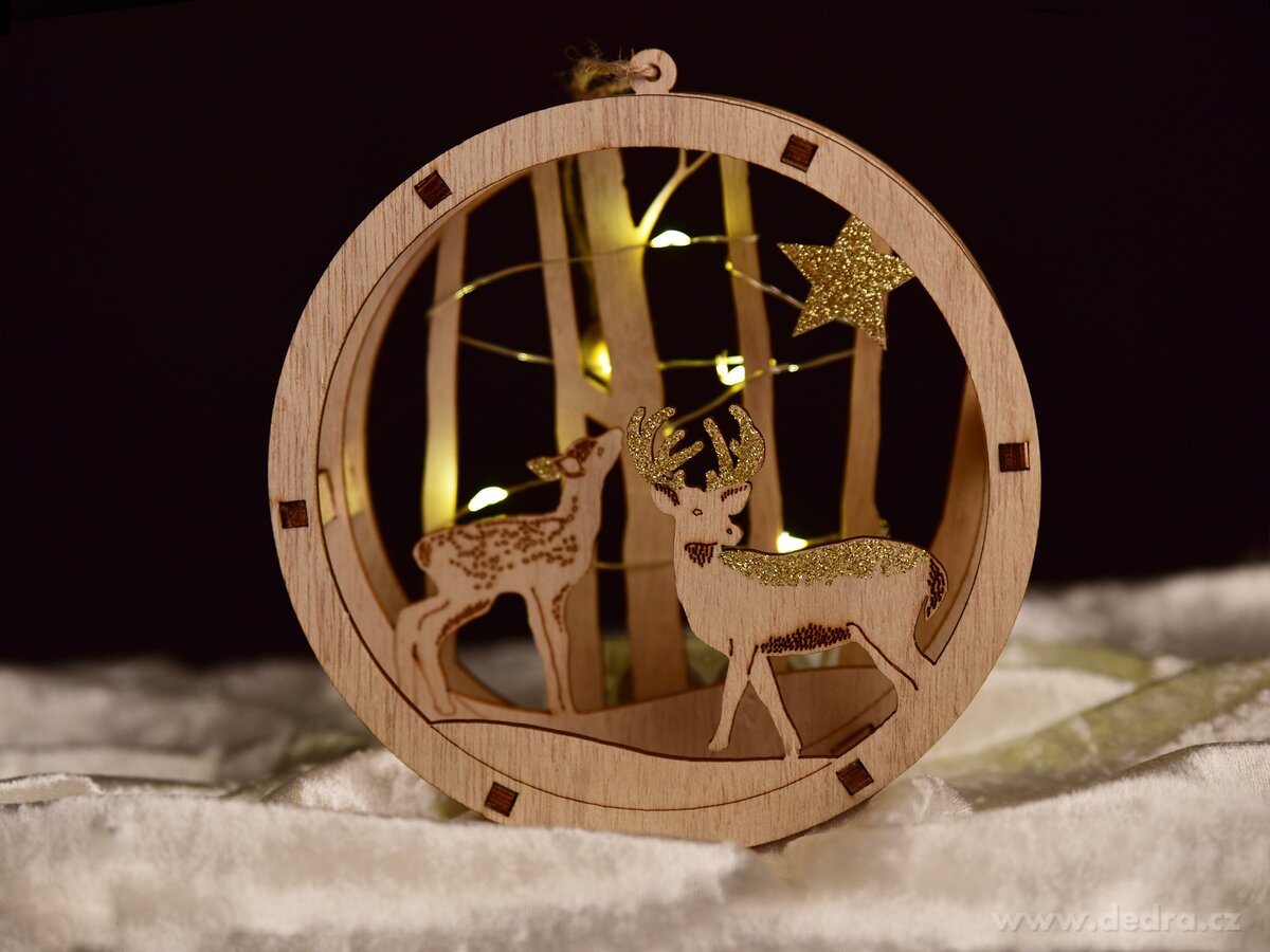 LESNÍ ZÁTIŠÍ SE SVĚTÝLKY, závěsná LED dekorace, Ø 15 cm | Svítící LED dekorace | Grand Móda
