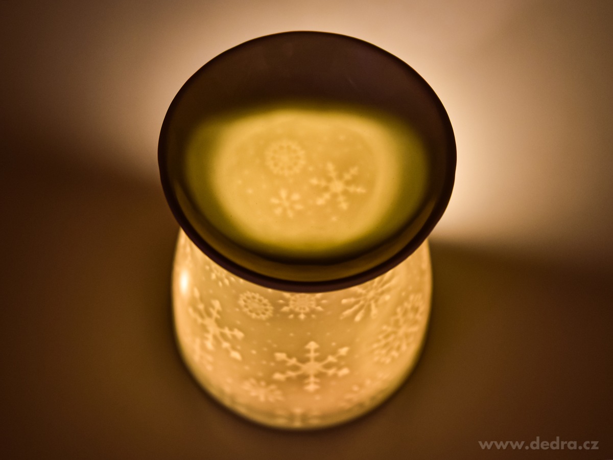 GLACIA, Aromalampa s embosovaným motivem vloček, matná bílá keramika – náhled 3 | Grand Móda