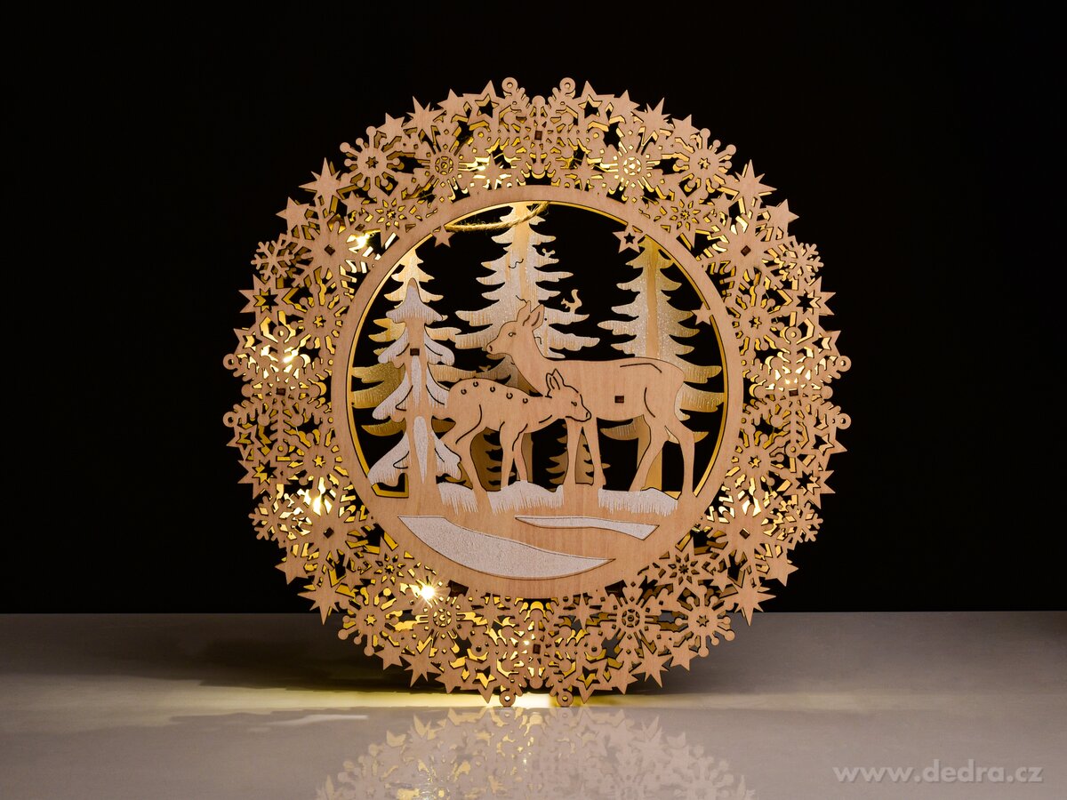 LESNÍ KRUH SE SVĚTÝLKY, závěsná LED dekorace s vločkami, průměr 32 cm | Svítící LED dekorace | Grand Móda