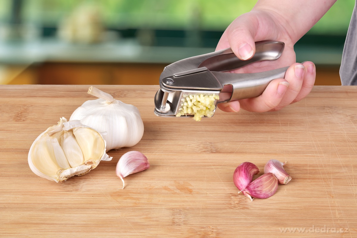 GOURMET, Masivní nerezový lis na česnek, 17 cm, ČESNEKÁTOR, Výklopná lisovací komora – náhled 3 | Grand Móda