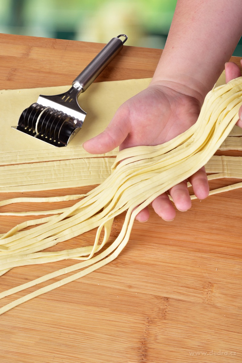 GOURMET, Nerezový kráječ na nudle a těstoviny, 21 cm, 9 kulatých břitů – náhled 3 | Grand Móda