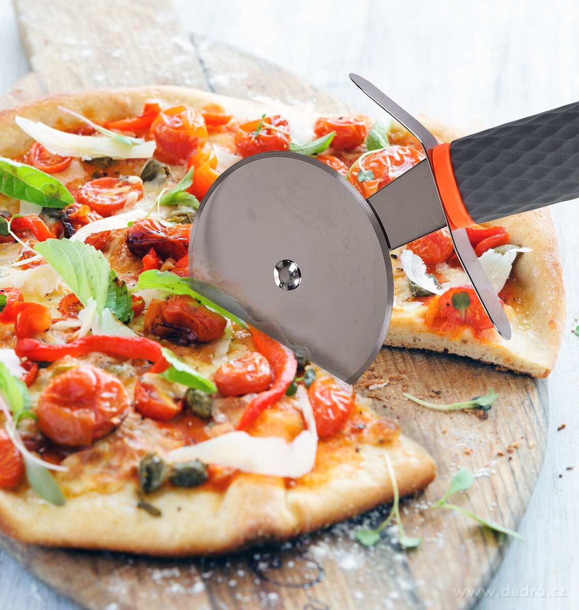 ABS INOX, Kráječ na pizzu 21 cm, nerezový rádlo s ABS rukojetí, na pizzu i těsto – náhled 3 | Grand Móda