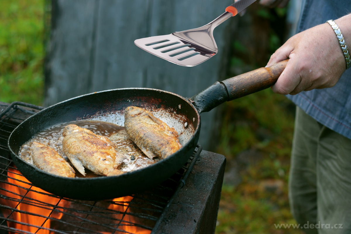 ABS INOX, nerezová mřížkovaná obracečka s ergonomickou rukojetí, 34 cm – náhled 3 | Grand Móda