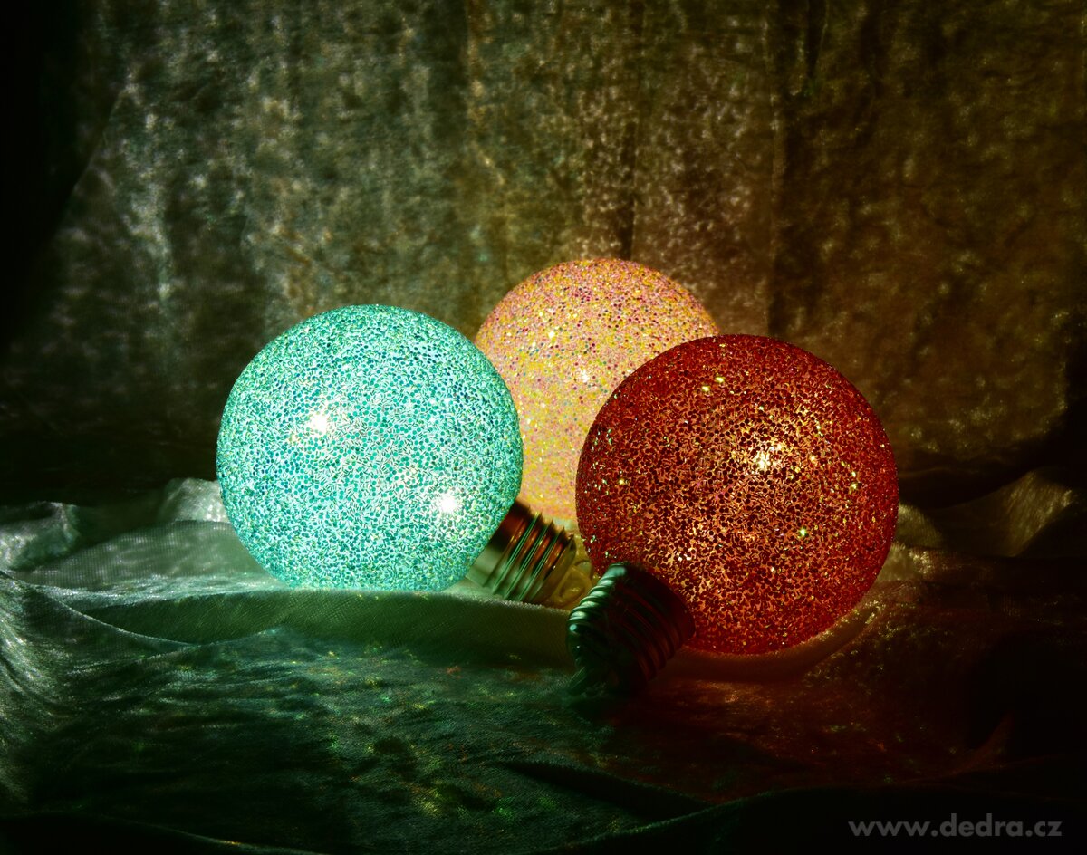 RUBÍNOVÉ SVĚTLO, LED světelná koule s flitry, 8 cm – náhled 3 | Grand Móda