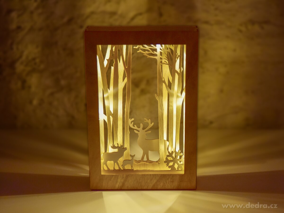 30 cm svítící dřevěná dekorace s motivem jelenů | Svítící LED dekorace | Grand Móda