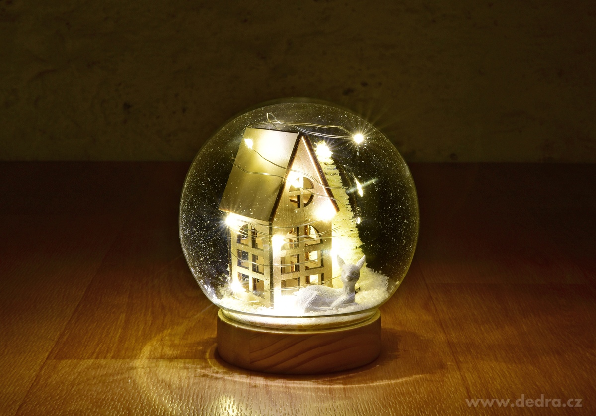 ZIMNÍ DOMEČEK, svítící LED skleněná koule se scénou, Ø 11 cm