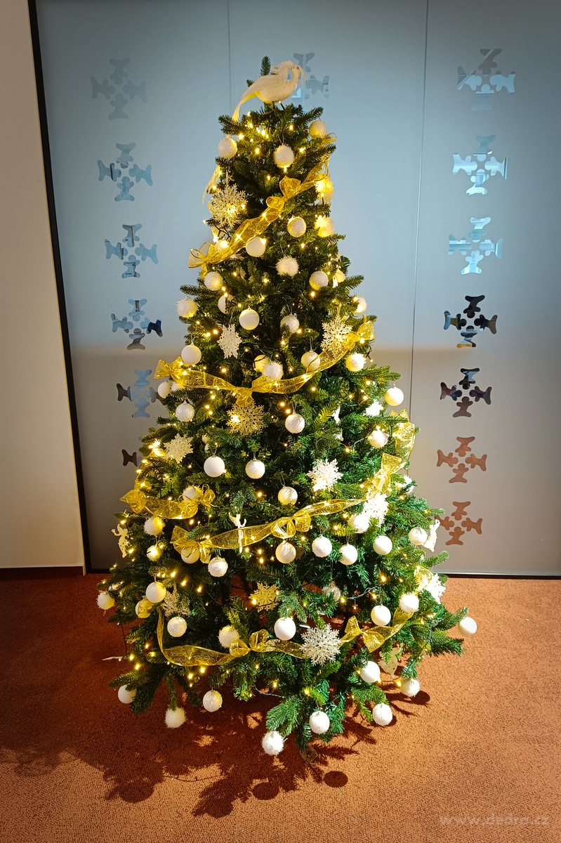 ZELEN├ü JEDLE CEREMONY SE ┼áI┼áKAMI | 210 cm um─Ťl├Ż v├íno─Źn├ş stromek se stojanem | 3D v─Ťtve & realistick├ę ┼íi┼íky - obr├ízek 3 | Dekorace | Grand M├│da