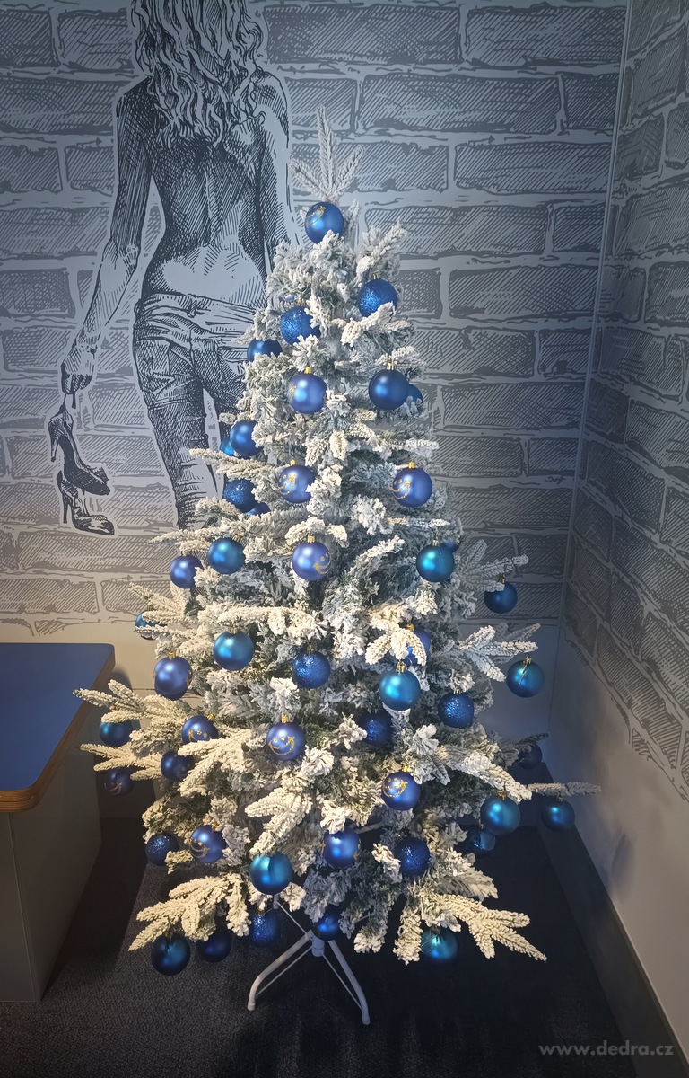 ZASN─Ü┼ŻEN├Ł SMRK MAJESTIC | 150 cm um─Ťl├Ż v├íno─Źn├ş stromek se stojanem | 3D v─Ťtve & hust├ę zasn─Ť┼żen├ş - obr├ízek 4 | Dekorace | Grand M├│da