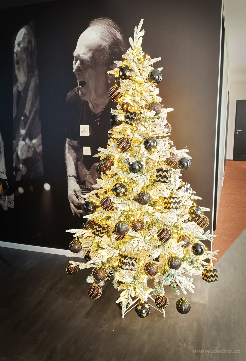 ZASN─Ü┼ŻEN├Ł SMRK MAJESTIC | 210 cm um─Ťl├Ż v├íno─Źn├ş stromek se stojanem | 3D v─Ťtve & zimn├ş elegance - obr├ízek 3 | Dekorace | Grand M├│da