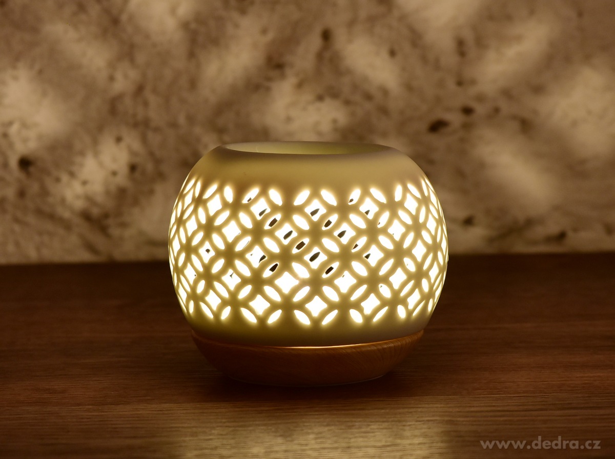 LIGNIA, Kulatá aromalampa s krajkovým dekorem & podstavcem v dekoru dřeva, matná bílá keramika