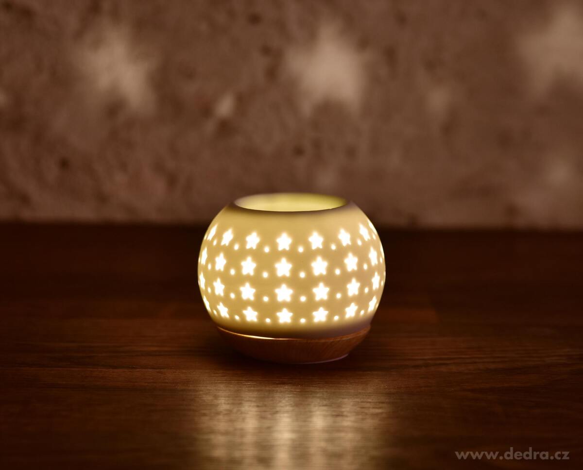 LUCENTA, Kulatá aromalampa s hvězdným dekorem, matná bílá glazura & keramický podstavec v dekoru dřeva