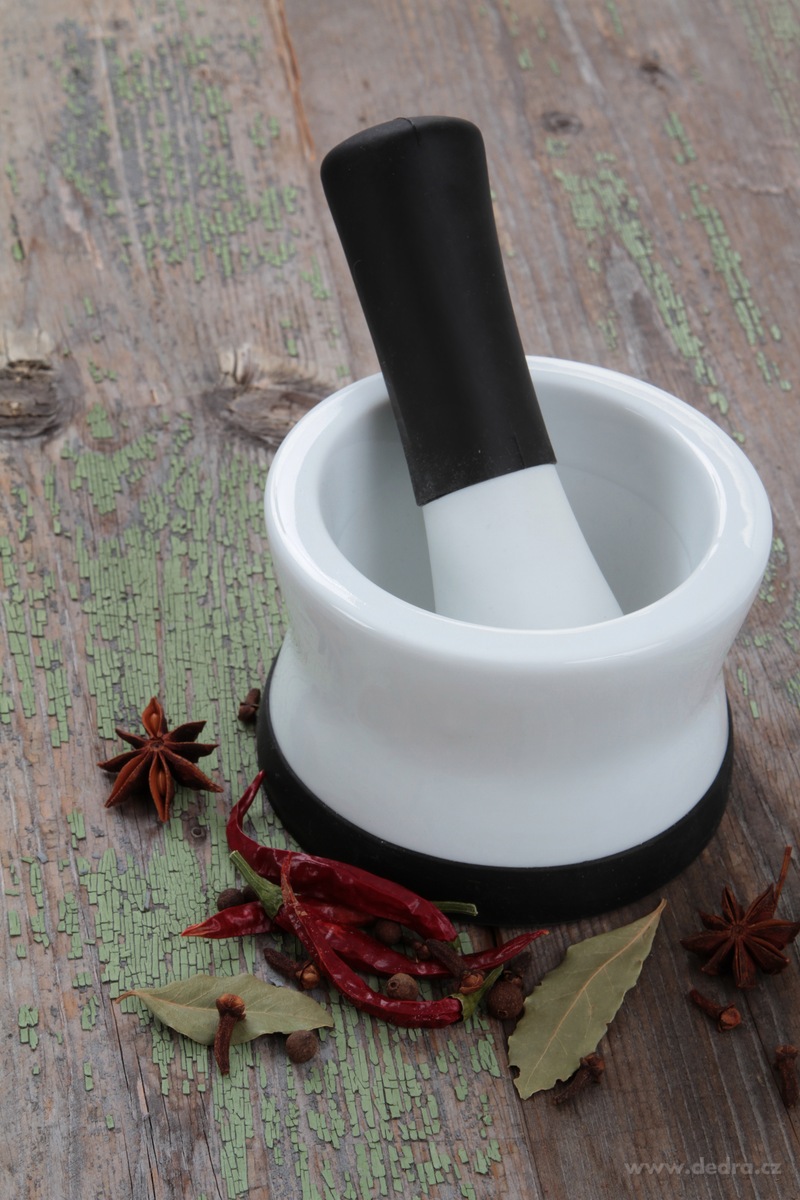 Porcelánový hmoždíř na bylinky a koření se silikonovou základnou – náhled 3 | Grand Móda