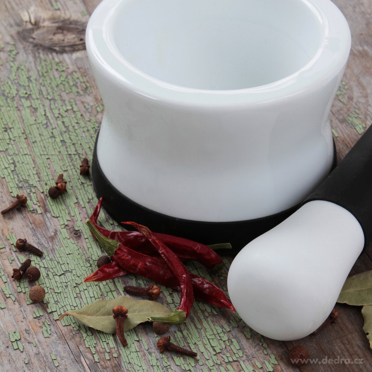 Porcelánový hmoždíř na bylinky a koření se silikonovou základnou – náhled 4 | Grand Móda