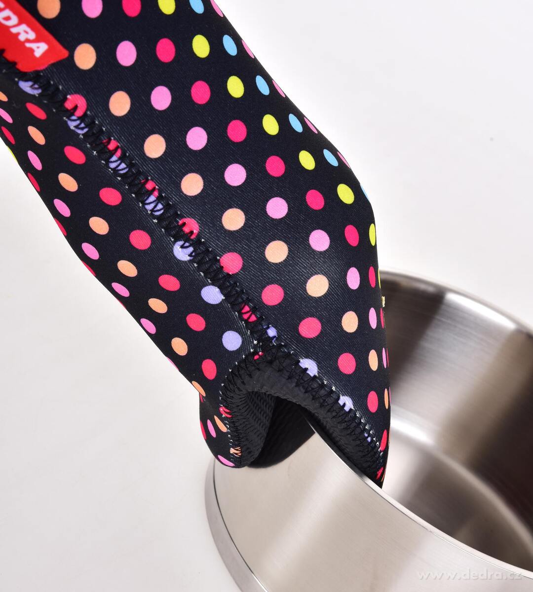 TERMOCH┼çAPKA | neoprenov├í kuchy┼łsk├í ch┼łapka | barevn├ę punt├şky | odoln├í do 260 ┬░C - obr├ízek 3 | Silikonov├ę pom┼»cky | Grand M├│da