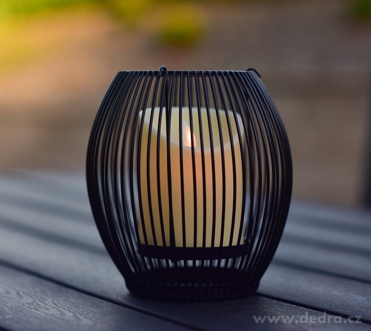 Kovový svícen, mřížkovaný