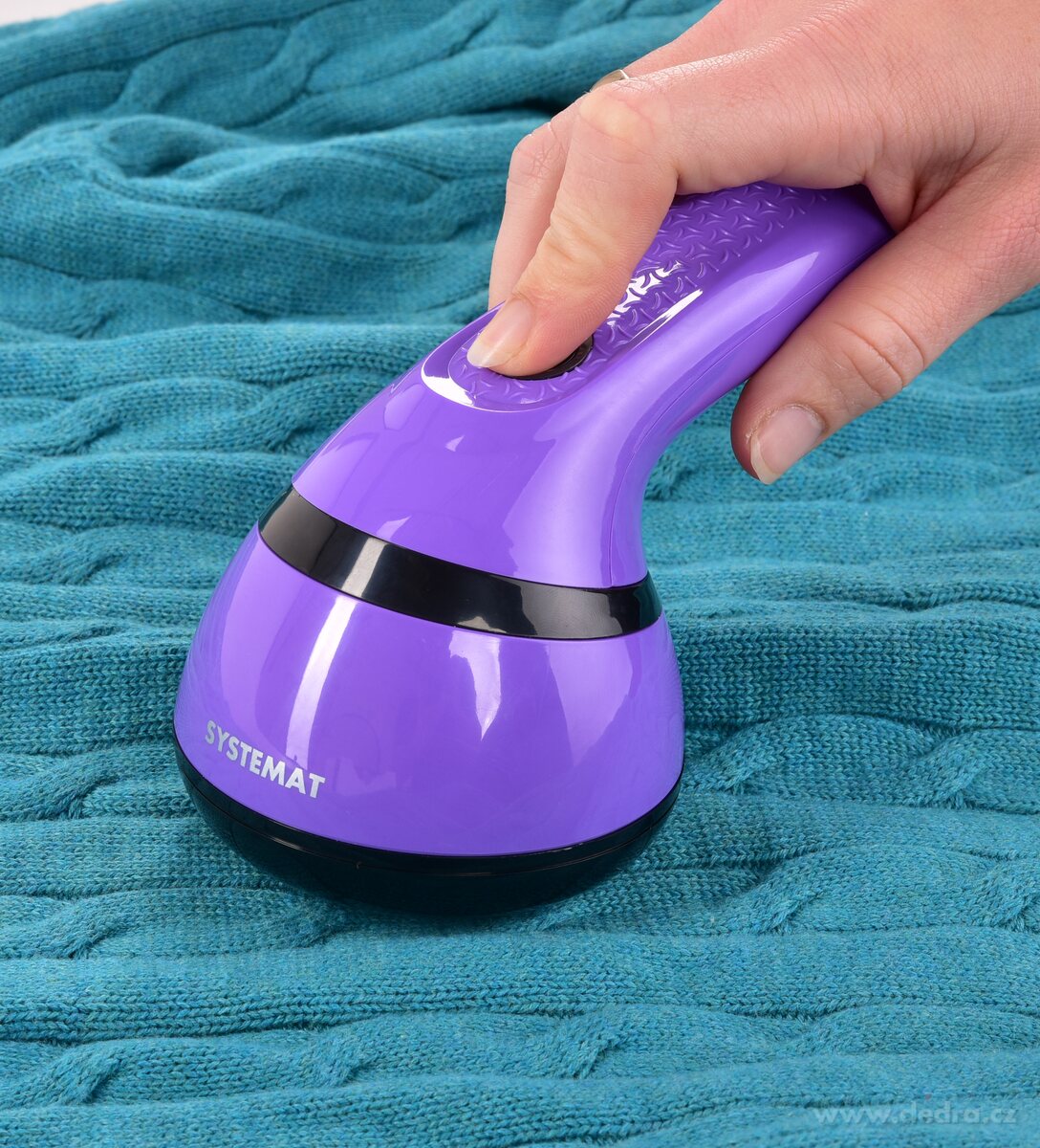 ŽMOLKOŽROUT, USB odstraňovač žmolků a nití, dobíjecí textilní holicí strojek s nástavcem – náhled 3 | Grand Móda