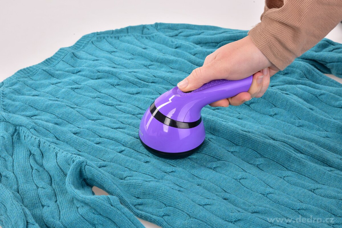 ŽMOLKOŽROUT, USB odstraňovač žmolků a nití, dobíjecí textilní holicí strojek s nástavcem – náhled 5 | Grand Móda