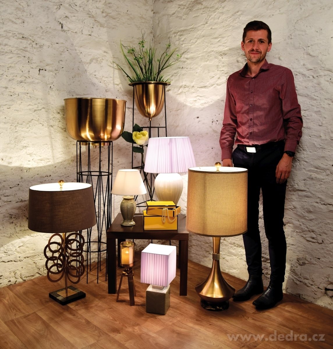 150 cm vysoký kovový stojan na květiny v měděné barvě – náhled 4 | Grand Móda