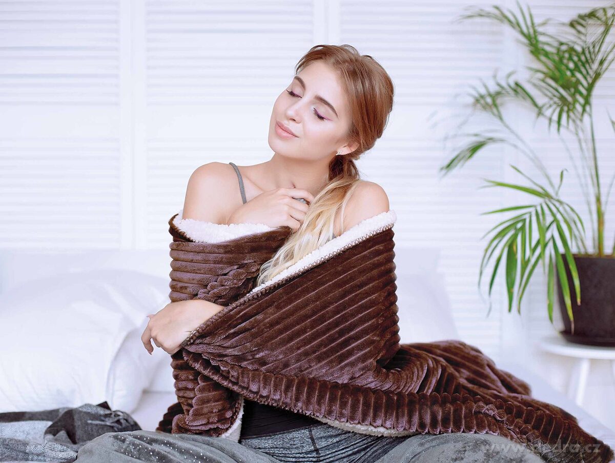 RELIEF LAGOON, luxusní dvouvrstvá přikrývka 150 × 200 cm, LAGOON VELVET & hebká beránčí imitace – náhled 3 | Grand Móda