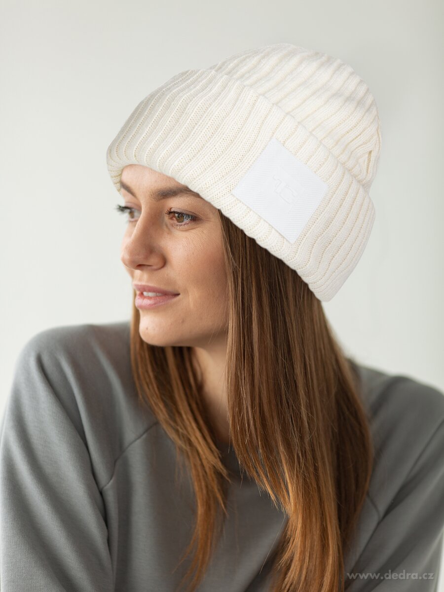 FC WHITE BADGE, smetanová pletená čepice s hřejivou měkkou podšívkou & logem – náhled 3 | Grand Móda