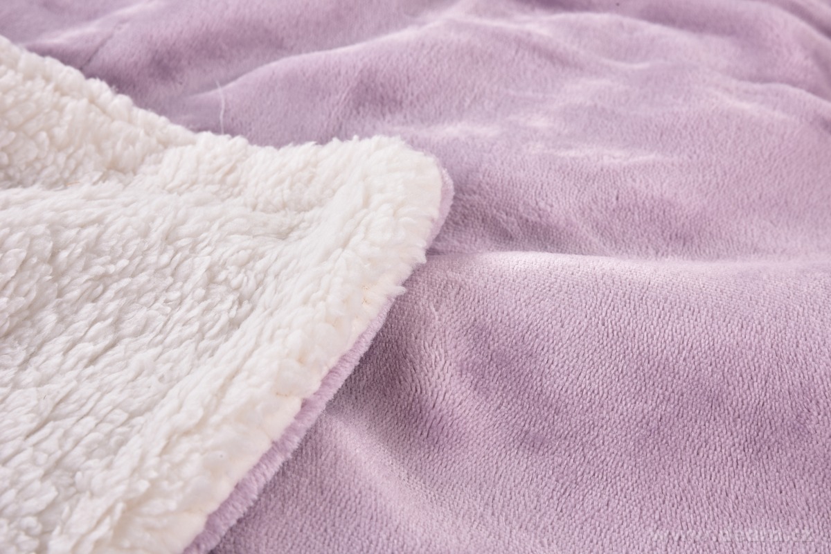 LAGOON DREAM, dvouvrstvá luxusní přikrývka 150 × 200 cm, LAGOON VELVET & hebká imitace beránka, světle fialová | Deky a přehozy | Grand Móda