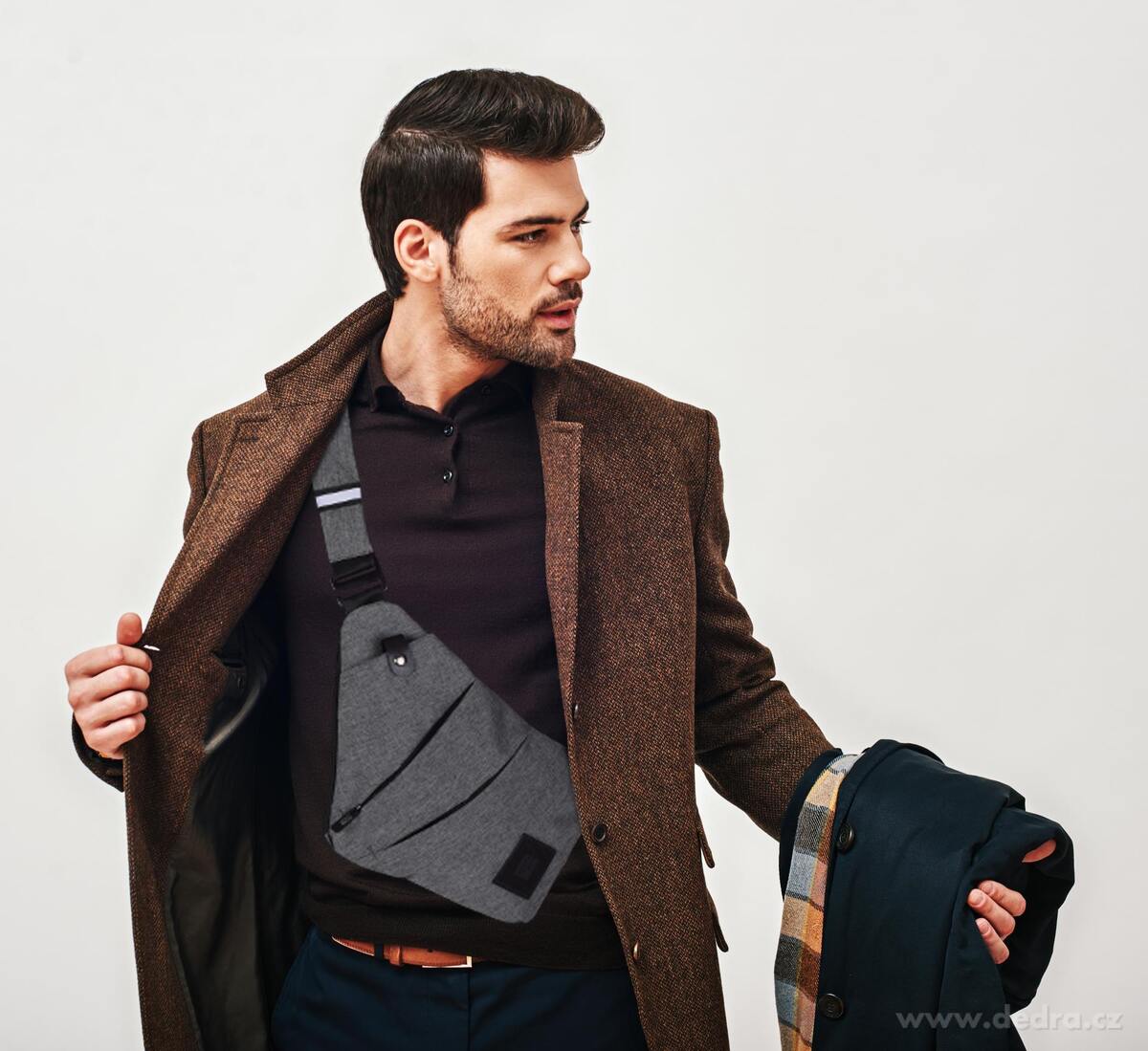 FC BLACK BADGE CROSSBODY | ta┼íka p┼Öes rameno | 4 kapsy, kapsa na telefon & nastaviteln├Ż popruh - obr├ízek 3 | Batohy a ledvinky | Grand M├│da