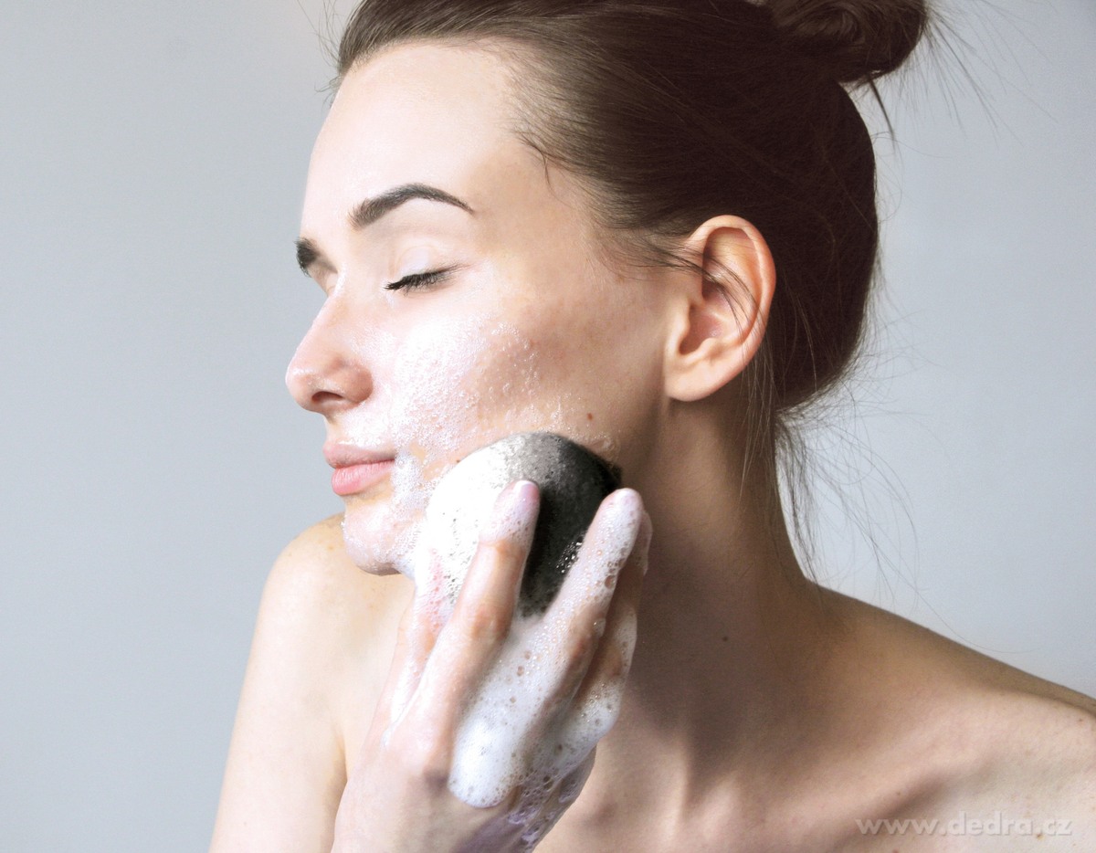 GoEco®, konjaková houbička na mytí pleti, s bambusovým uhlím, pro čistou a svěží pleť – náhled 4 | Grand Móda